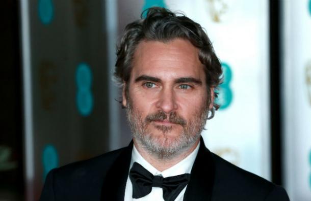 Un emocionado Joaquin Phoenix recordó a su hermano muerto tras ganar el Oscar