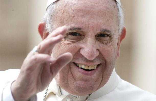 Papa Francisco es visto por primera vez con mascarilla en público