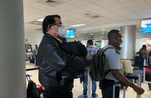 Zelaya partió finalmente rumbo a México tras incidente en Toncontín