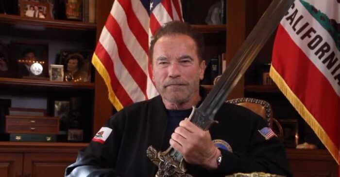 El duro mensaje de Arnold Schwarzenegger a Trump empuñando la espada de 'Conan'