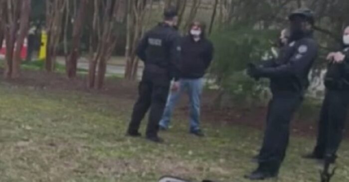 Arrestan a un hombre con un rifle y munición frente a la residencia de Kamala Harris en Washington