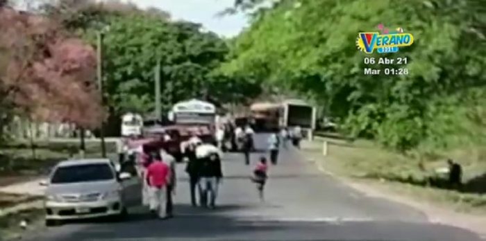 Pobladores obstaculizaron eje carretero en La Paz