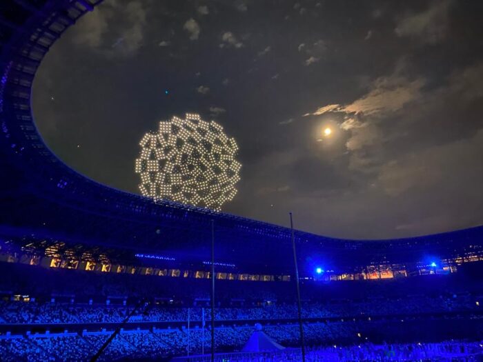 1,800 drones iluminaron el cielo del Estadio Olímpico de Tokio 2020