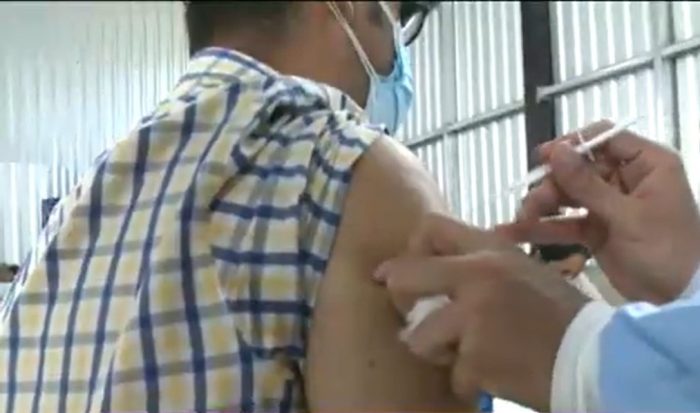 Conductores de carga pesada son vacunados contra la Covid-19