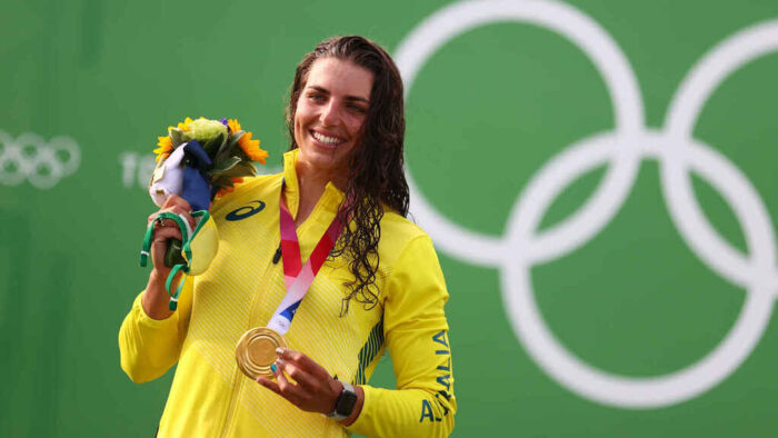 Atleta australiana usó un condón para reparar su kayak y ganó oro en Tokio 2020