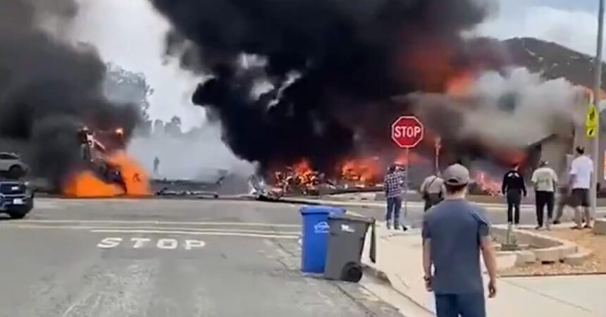 Avioneta se estrelló en barrio residencial de California, dejó al menos dos muertos y 10 heridos