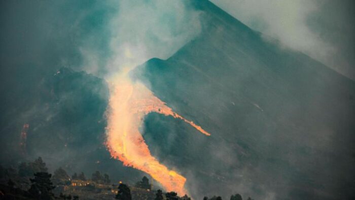 España: Colapsa el cono del volcán de La Palma, la lava genera tremenda destrucción