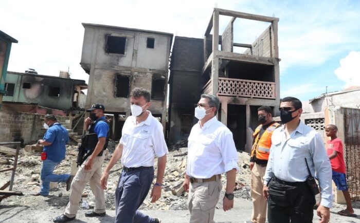 “No están solos”, afirma el presidente Hernández a los afectador por incendio en Guanaja