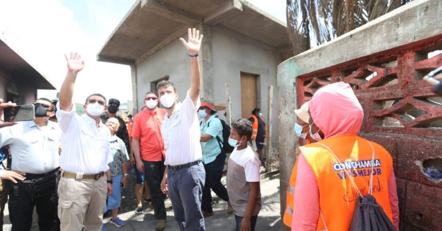 Presidente Hernández llega a la zona cero tras el incendio en la isla de Guanaja