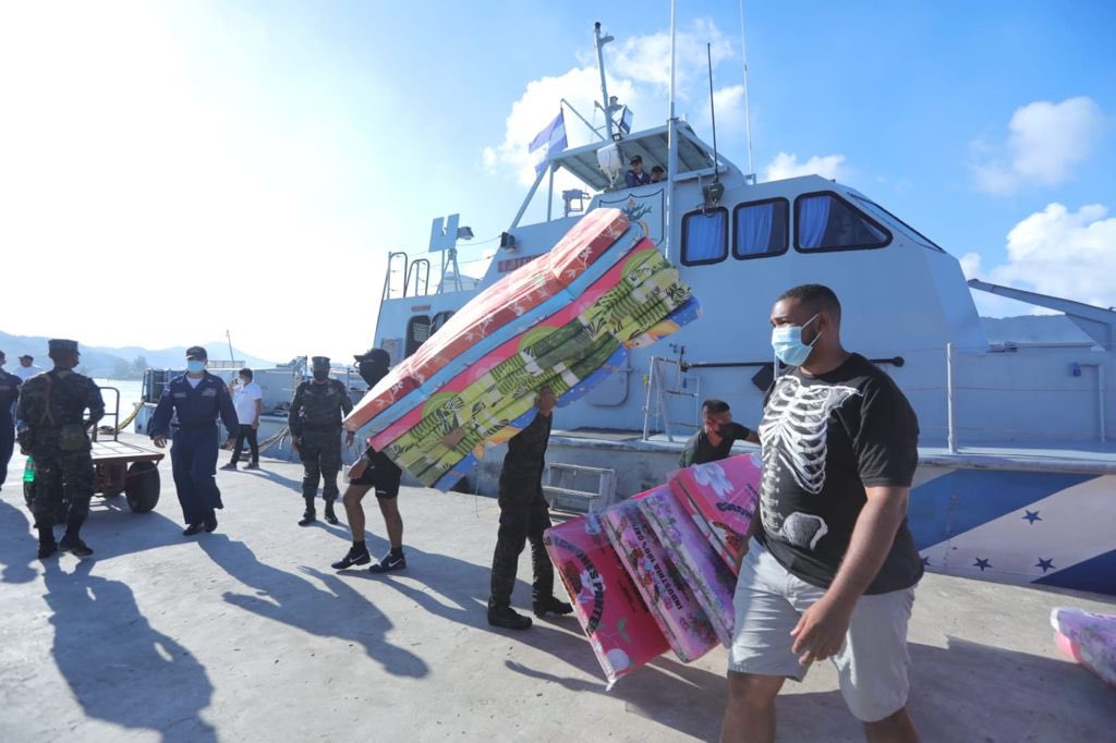 Por aire y por mar continúa llegando de forma masiva la ayuda a los habitantes Guanaja