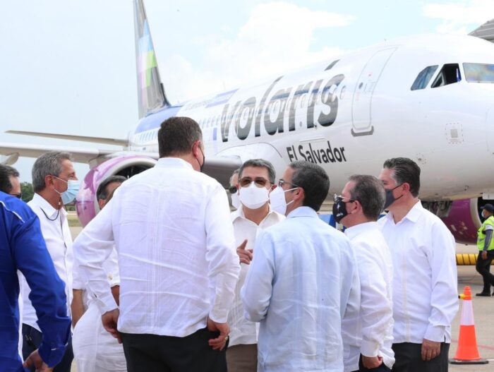 Presidente Hernández estuvo presente en la llegada del primer vuelo de Volaris a Honduras