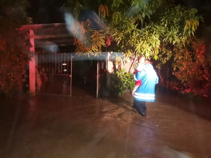 Rescatan y evacúan familias en riesgo ante las últimas lluvias en Colón