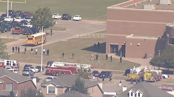 Tiroteo deja al menos cuatro heridos en una escuela secundaria de Texas