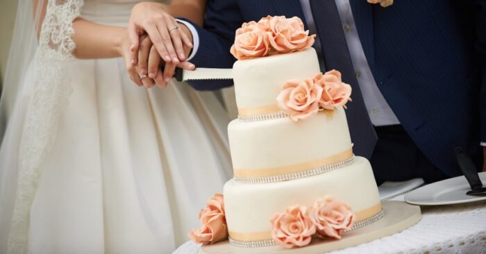 Novios tacaños cobraron por las porciones de la torta de matrimonio