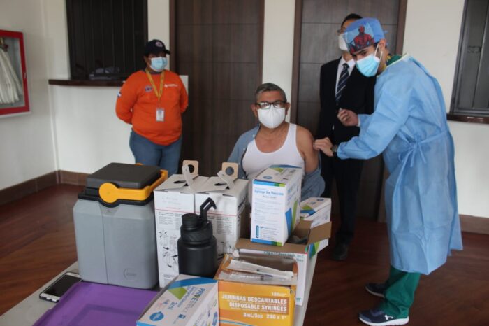 Hondureños continúan llegando a los centros de vacunación del país