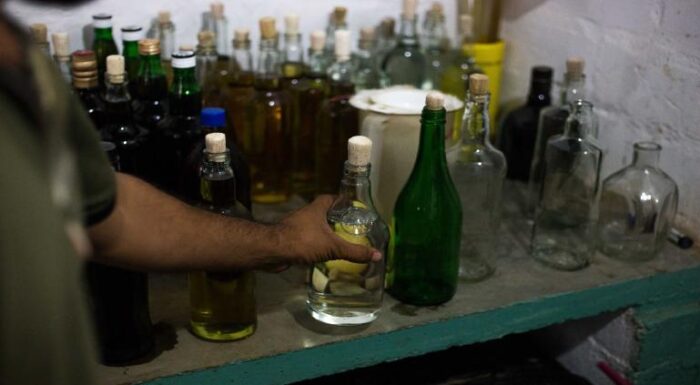 Más de 40 personas mueren por consumir licor falsificado durante una fiesta nacional en la India