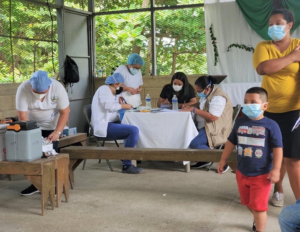 Miles de hondureños desafiaron las malas temperaturas del fin de semana y acudieron al Vacunatón 2.0