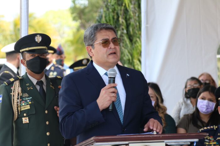 Presidente Hernández felicitó públicamente a la Policía Nacional por ayudar a reducir el número de muertes violentas
