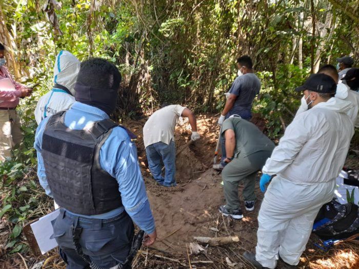 Exhuman tres cadáveres sepultados en fosa clandestina en La Ceiba
