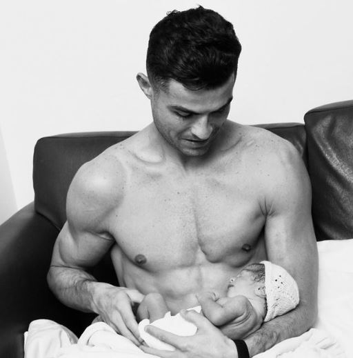 Cristiano con su beba recién nacida