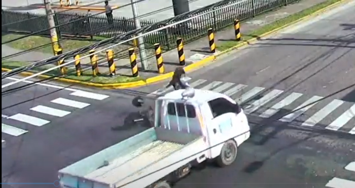 Conductor de vehículo atropella a motociclista por irrespetar las señales de tránsito (VIDEO)