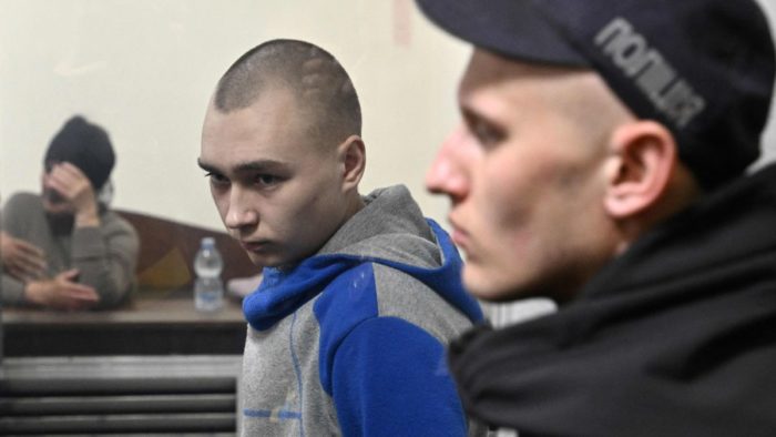 Ucrania condena a cadena perpetua al primer soldado ruso juzgado por crímenes de guerra