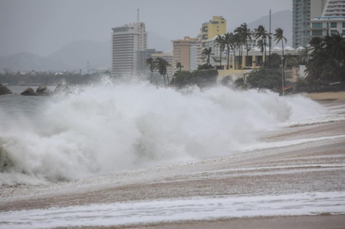 Blas se intensifica a huracán categoría 1 en el Pacífico de México