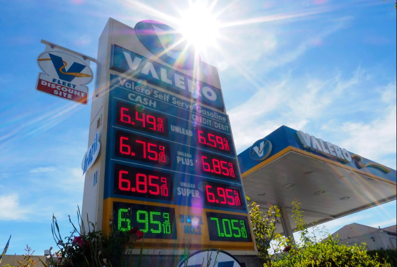 El precio de la gasolina en EEUU llega a 5 dólares por galón