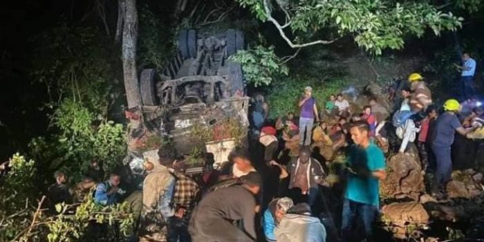 Autobús con decenas de pasajeros cae en un abismo en Nicaragua