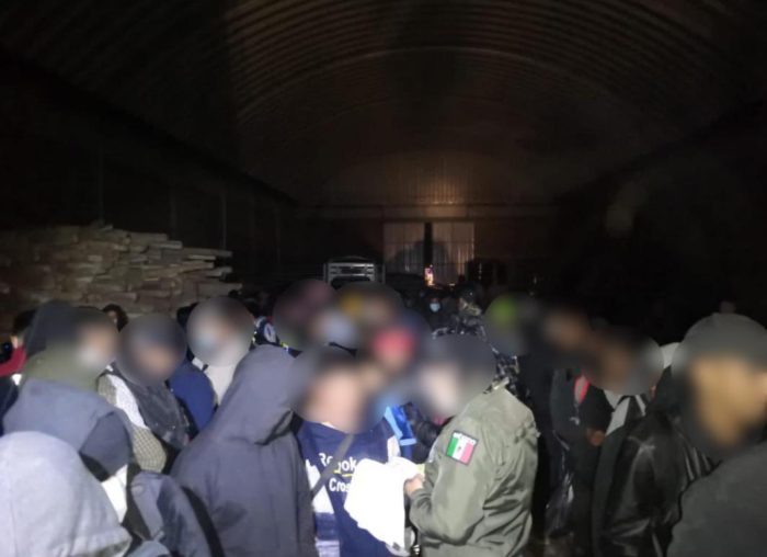 Autoridades hallan a 225 migrantes en bodega en céntrico Estado de México, entre ellos 14 hondureños