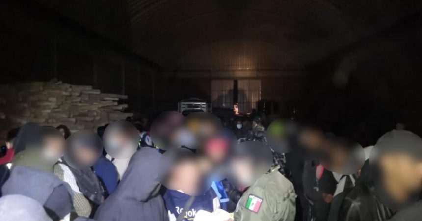Autoridades hallan a 225 migrantes en bodega en céntrico Estado de México, entre ellos 14 hondureños