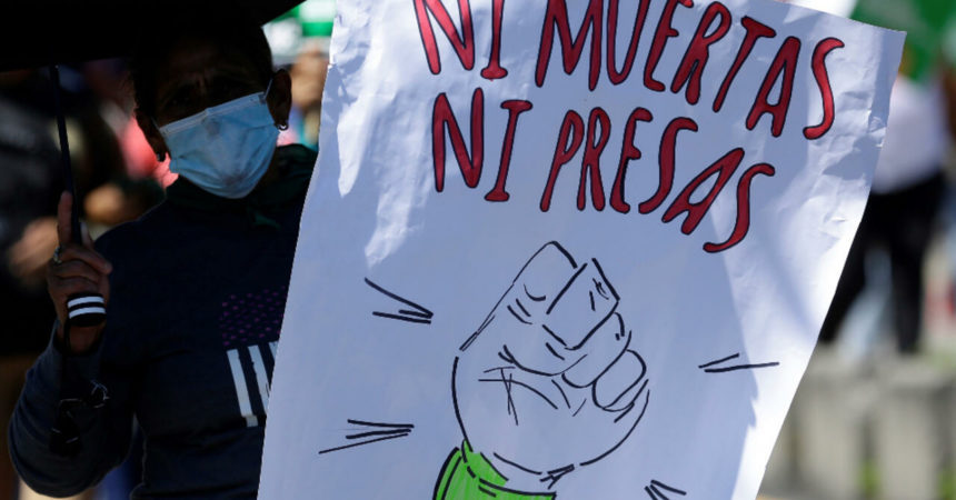 Condenan a 50 años de cárcel a salvadoreña procesada por aborto