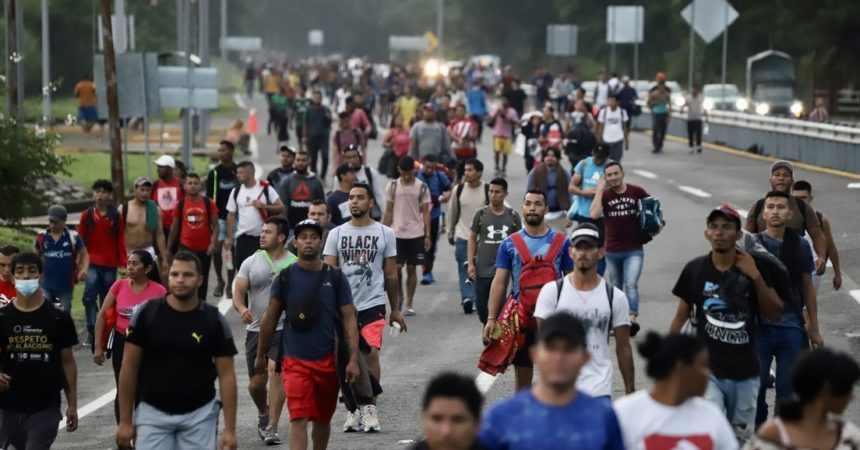 Dos caravanas con más de 3.000 migrantes salen del sur de México para tramitar permisos y continuar hacia EEUU