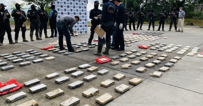 Hallan 120 paquetes de cocaína encaletadas en fosas clandestinas en una hacienda en Colón