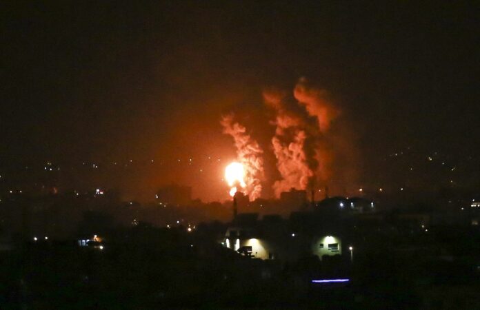 Israel ataca base militar en Gaza tras recibir cuatro cohetes desde la Franja