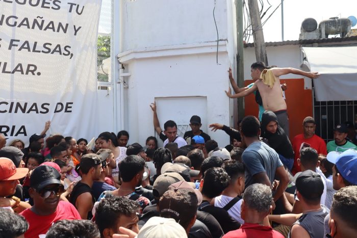 Migrantes bloquean calles para presionar permisos temporales en sur de México