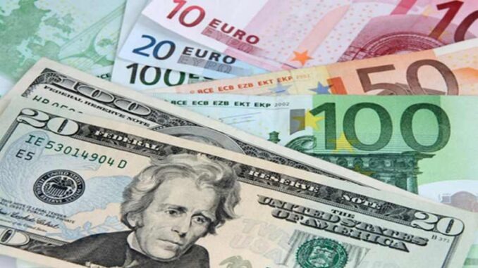 El euro cotizó por debajo del dólar por primera vez desde finales de 2002