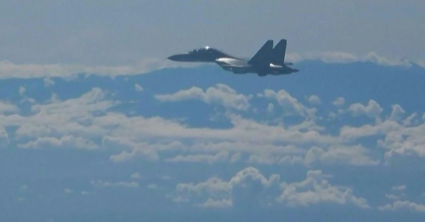 China prolonga un día más maniobras militares en torno a Taiwán