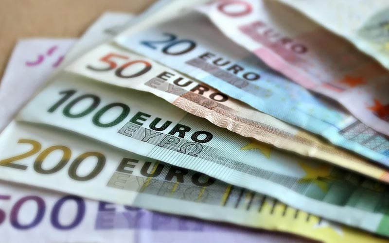 El euro cae de nuevo por debajo del dólar