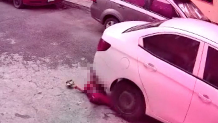 Video muestra el momento en que un conductor aplasta a un niño que estaba jugando