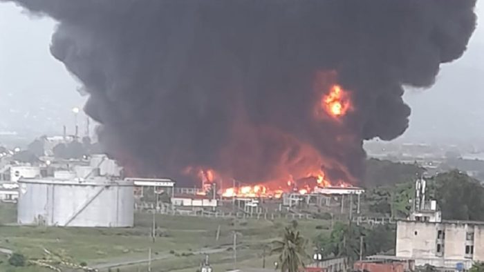 Rayo provoca un incendio en una refinería en el este de Venezuela