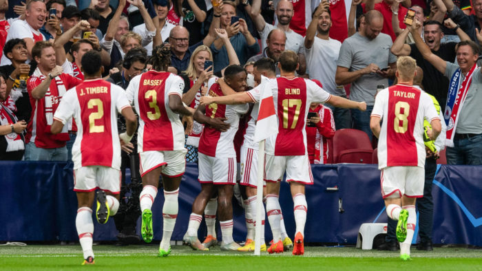 Ajax goleó a Rangers en su estreno y comenzó con el pie derecho