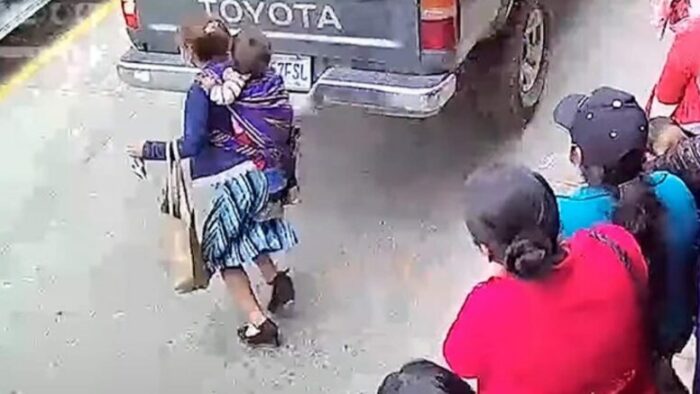 Madre vio morir a su bebé mientras hacía fila para el banco (VIDEO)