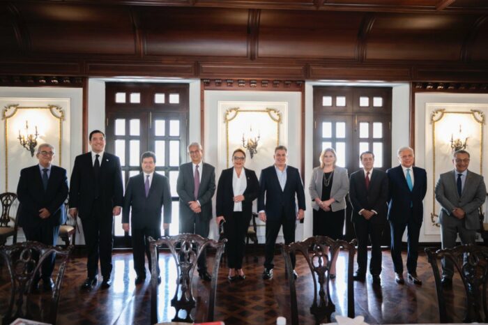 Presidente Xiomara Castro se reúne con representantes del sector financiero y privado