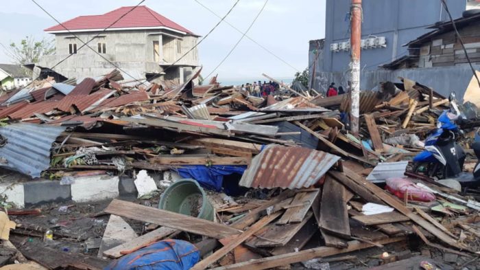 Un muerto y al menos 25 heridos tras un fuerte terremoto en Indonesia
