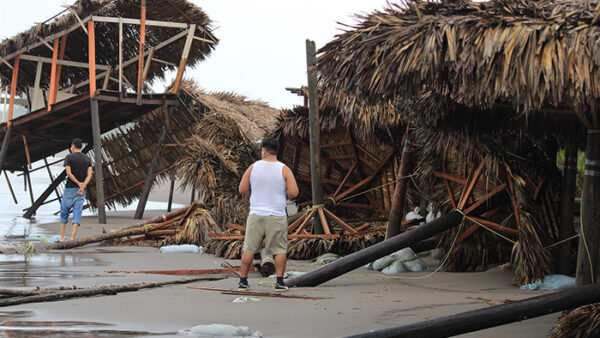 Tres muertos tras el paso del huracán Roslyn en el occidente de México