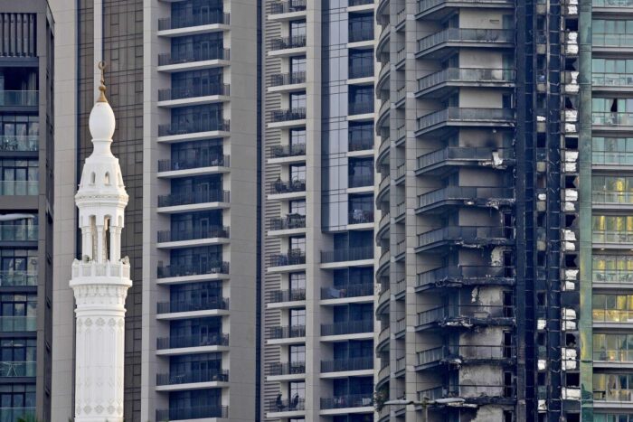 Incendio daña fachada de edificio de 35 pisos en Dubái