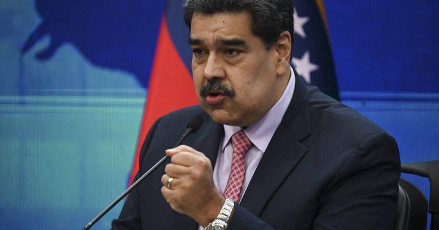 Maduro afirma que licencia de EEUU a Chevron va en "dirección correcta", pero no es "suficiente"