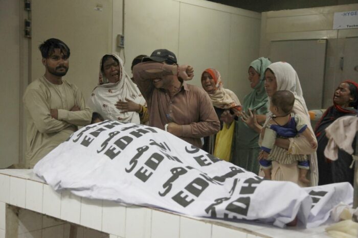 Al menos 11 muertos en centro de distribución de comida en Pakistán