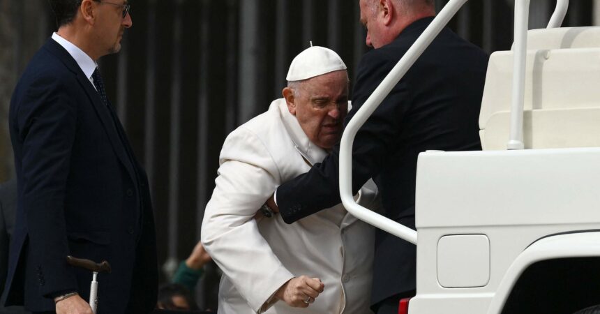 El papa sufre una infección respiratoria y permanecerá ingresado algunos días